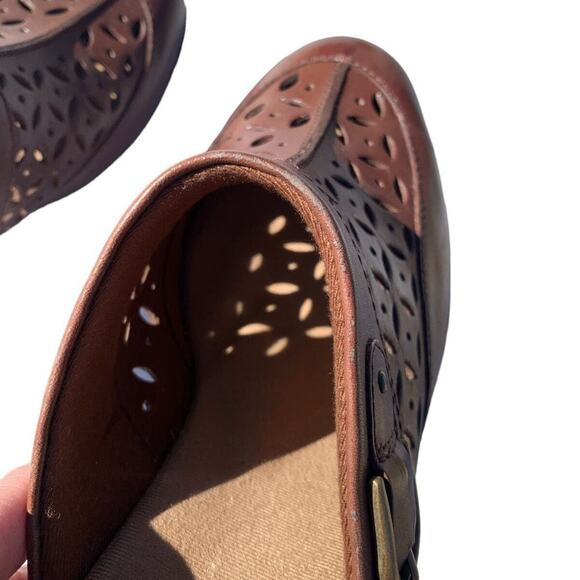 Clarks Brown Leather Mules Cut Out Detail Buckle Accent Slip On Clogs Size 8.5 M - Picture 9 of 9